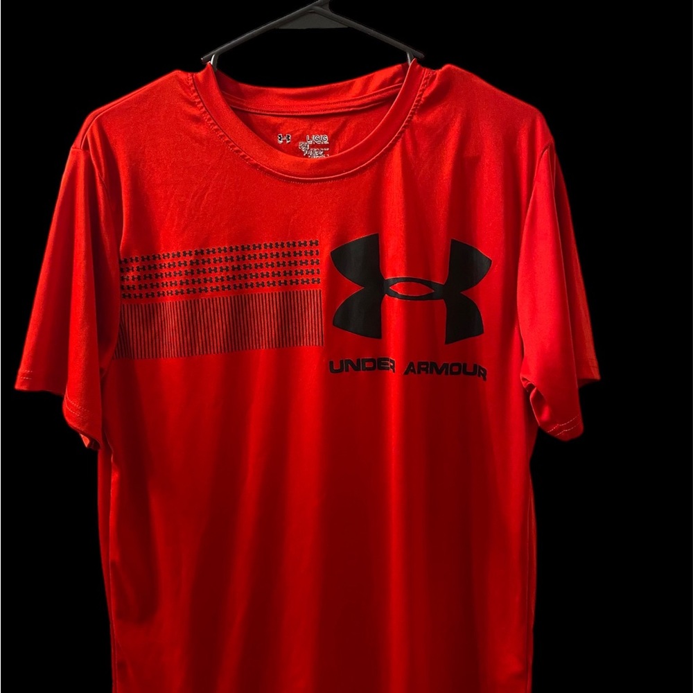 Men's red under armor tee shirt.